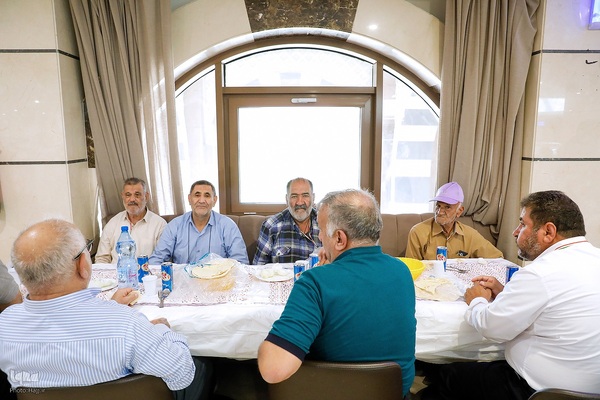 نماینده ولی فقیه در امور حج و زیارت با حضور در جمع زائران حرم نبوی ، از هتل محل اسکان زائران ایرانی بازدید کرد و از مشکلات و مسائل آنها مطلع شد.