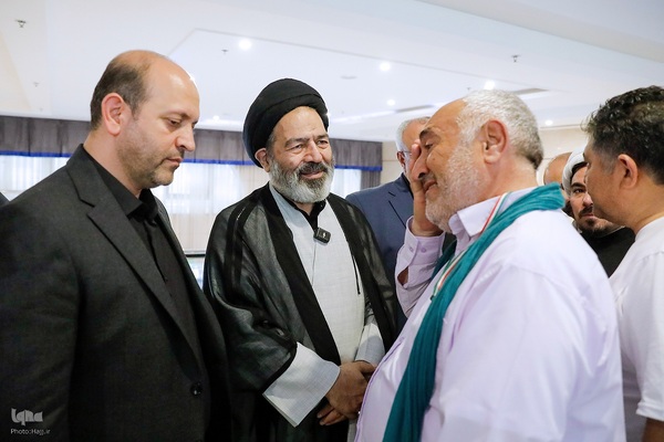 نماینده ولی فقیه در امور حج و زیارت با حضور در جمع زائران حرم نبوی ، از هتل محل اسکان زائران ایرانی بازدید کرد و از مشکلات و مسائل آنها مطلع شد.