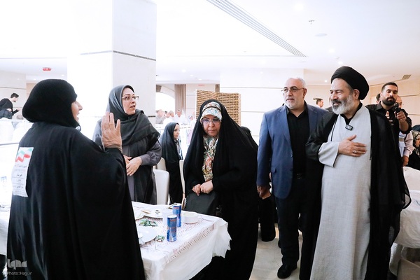 نماینده ولی فقیه در امور حج و زیارت با حضور در جمع زائران حرم نبوی ، از هتل محل اسکان زائران ایرانی بازدید کرد و از مشکلات و مسائل آنها مطلع شد.