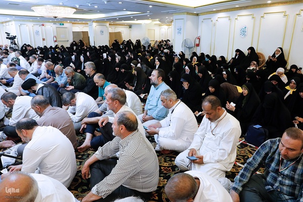 مراسم دعای کمیل زائران ایرانی در مدینه منوره به یاد شهدای خدمت