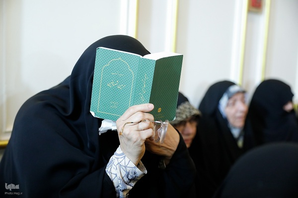 مراسم دعای کمیل زائران ایرانی در مدینه منوره به یاد شهدای خدمت