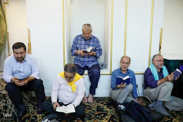 مراسم دعای کمیل زائران ایرانی در مدینه منوره به یاد شهدای خدمت