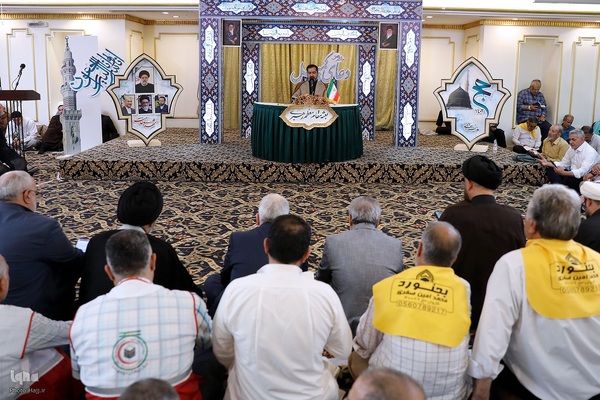 مراسم دعای کمیل زائران ایرانی در مدینه منوره به یاد شهدای خدمت