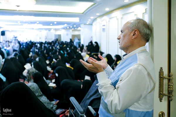 مراسم دعای کمیل زائران ایرانی در مدینه منوره به یاد شهدای خدمت