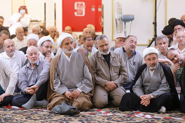 مراسم دعای کمیل زائران ایرانی در مدینه منوره به یاد شهدای خدمت