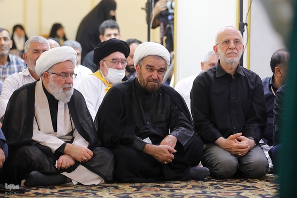 مراسم دعای کمیل زائران ایرانی در مدینه منوره به یاد شهدای خدمت