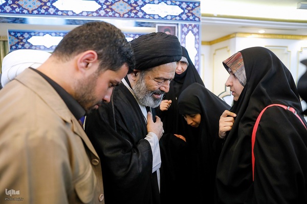 مراسم دعای کمیل زائران ایرانی در مدینه منوره به یاد شهدای خدمت