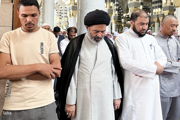 حضور در نمازهای جماعت مسجد النبی