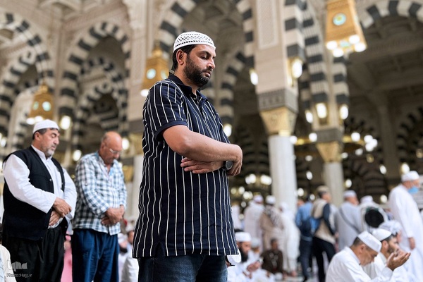 حضور در نمازهای جماعت مسجد النبی