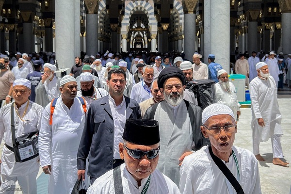 حضور در نمازهای جماعت مسجد النبی