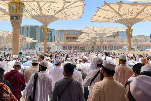 حضور در نمازهای جماعت مسجد النبی