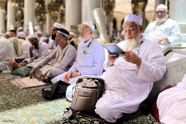 حضور در نمازهای جماعت مسجد النبی