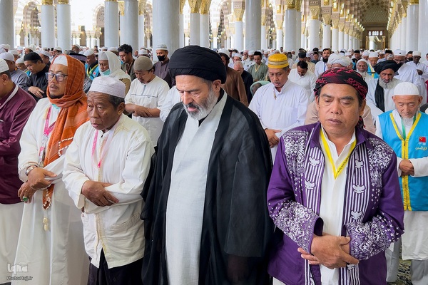 حضور در نمازهای جماعت مسجد النبی