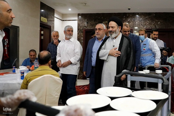 دیدار صمیمی سرپرست حجاج ایرانی با زائران کشورمان در مکه مکرمه