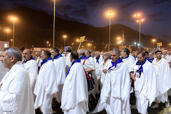 عزیمت هزاران زائر به سرزمین منا با پای پیاده