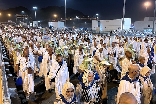 عزیمت هزاران زائر به سرزمین منا با پای پیاده