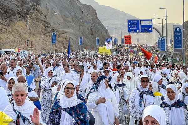 عزیمت هزاران زائر به سرزمین منا با پای پیاده