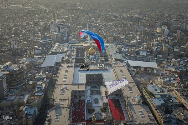 اهتزاز پرچم ولایت بر فراز حرم حضرت علی (ع)