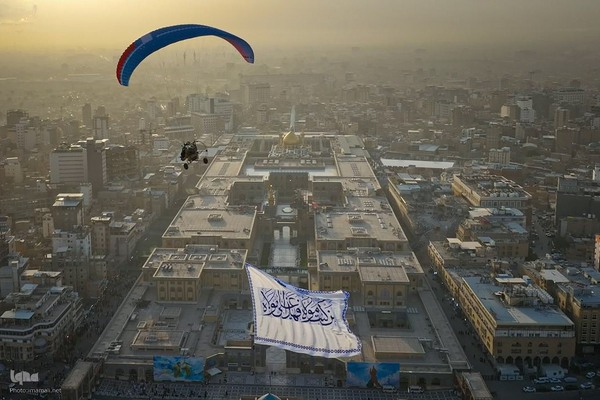 اهتزاز پرچم ولایت بر فراز حرم حضرت علی (ع)