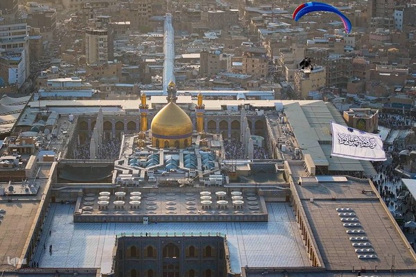 اهتزاز پرچم ولایت بر فراز حرم حضرت علی (ع)