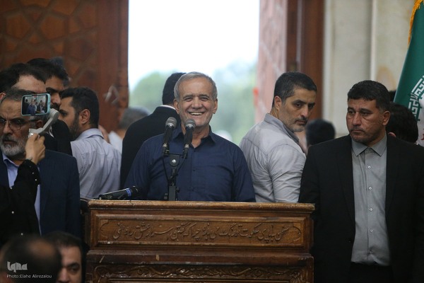 حضور مسعود پزشکیان در حرم امام راحل