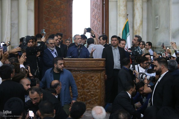 حضور مسعود پزشکیان در حرم امام راحل