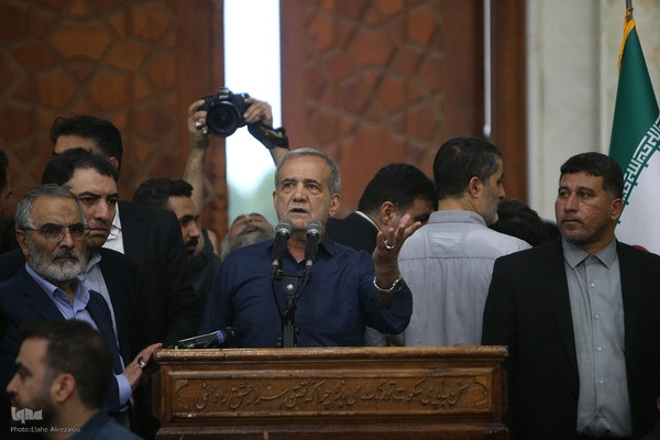 حضور مسعود پزشکیان در حرم امام راحل