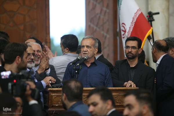 حضور مسعود پزشکیان در حرم امام راحل