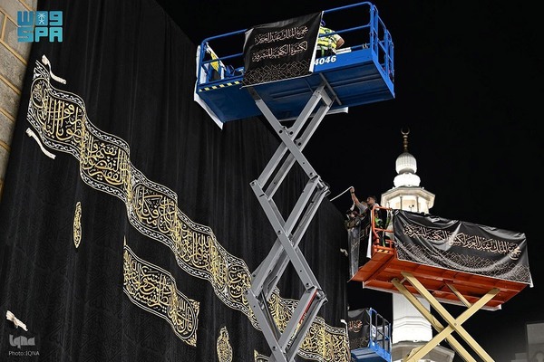 تعویض پرده کعبه با آغاز سال ۱۴۴۶ هجری قمری