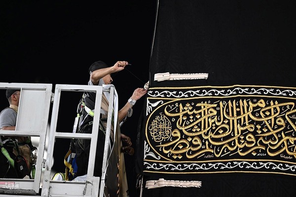 تعویض پرده کعبه با آغاز سال ۱۴۴۶ هجری قمری