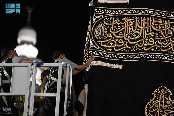 تعویض پرده کعبه با آغاز سال ۱۴۴۶ هجری قمری