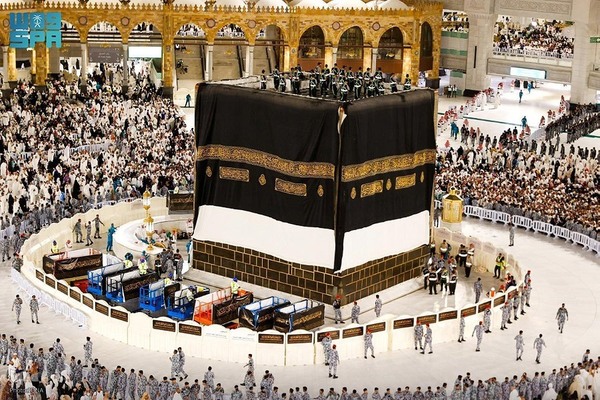 تعویض پرده کعبه با آغاز سال ۱۴۴۶ هجری قمری