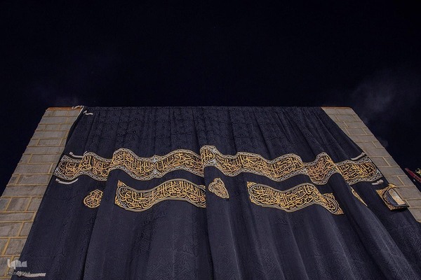 تعویض پرده کعبه با آغاز سال ۱۴۴۶ هجری قمری