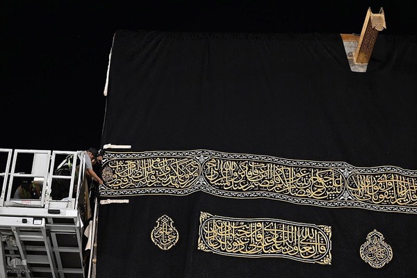 تعویض پرده کعبه با آغاز سال ۱۴۴۶ هجری قمری