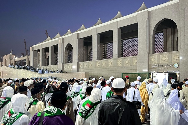 در آستان بقیع