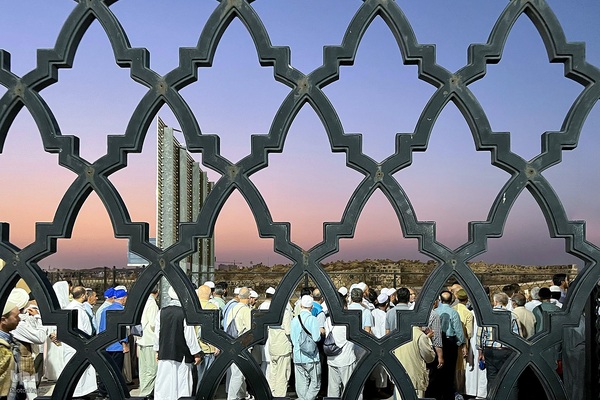 در آستان بقیع