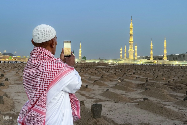 در آستان بقیع