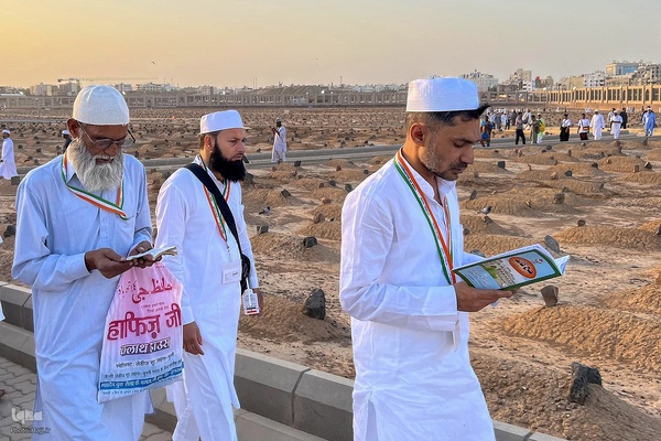 در آستان بقیع