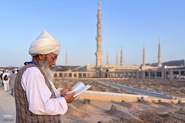 در آستان بقیع