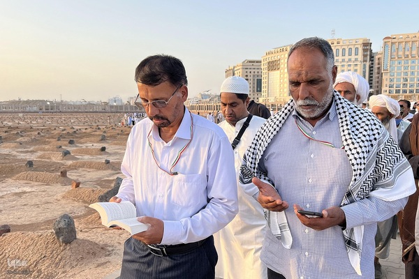 در آستان بقیع