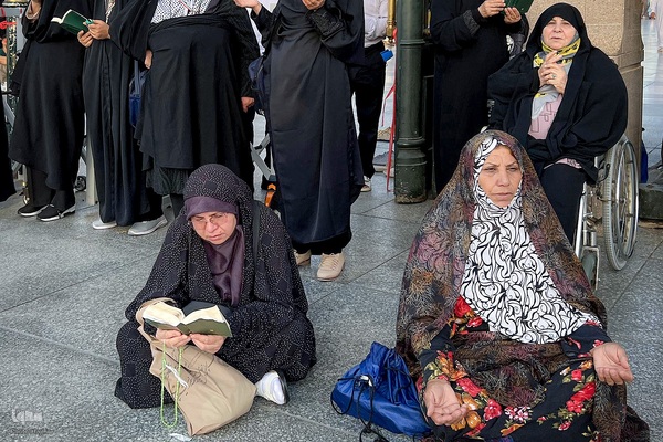 در آستان بقیع