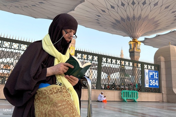 در آستان بقیع