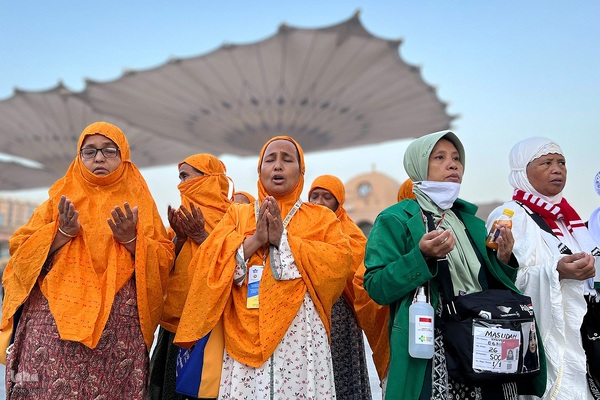 در آستان بقیع