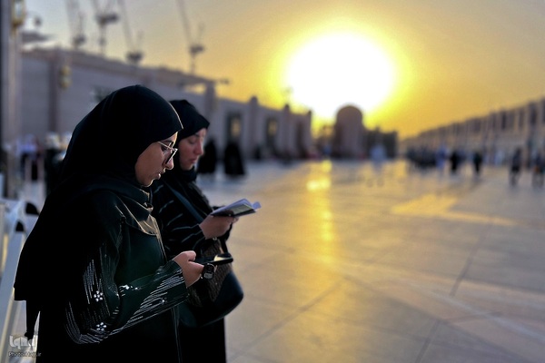 در آستان بقیع