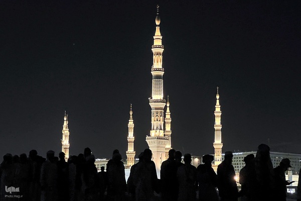 در آستان بقیع