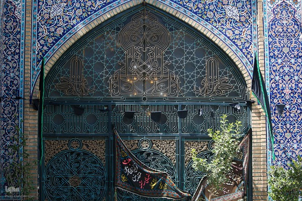 رختِ سیاهِ عزا بر تنِ بازار تهران