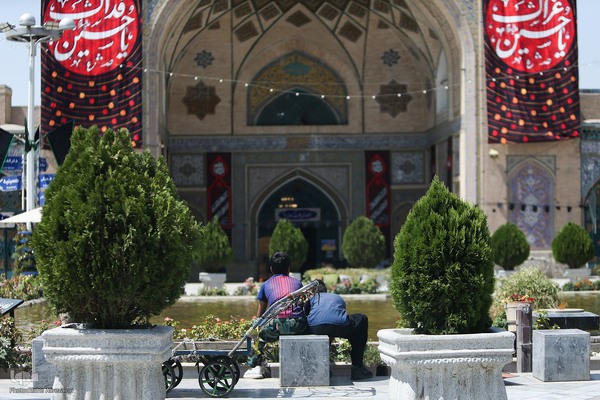 رختِ سیاهِ عزا بر تنِ بازار تهران