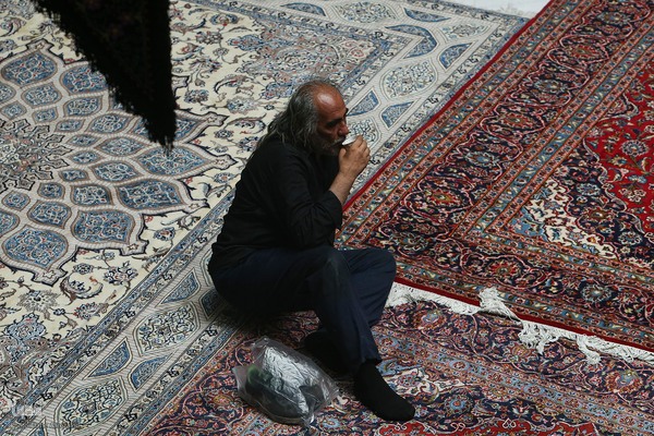 رختِ سیاهِ عزا بر تنِ بازار تهران