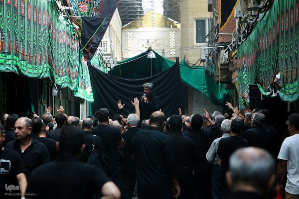 رختِ سیاهِ عزا بر تنِ بازار تهران