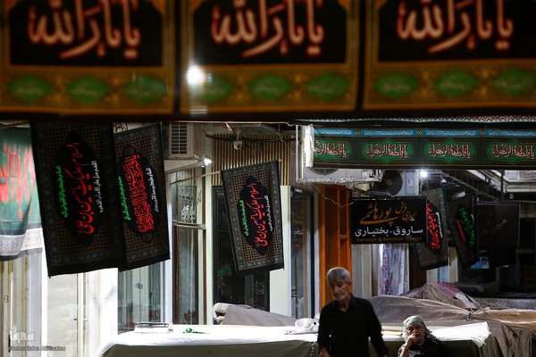 رختِ سیاهِ عزا بر تنِ بازار تهران